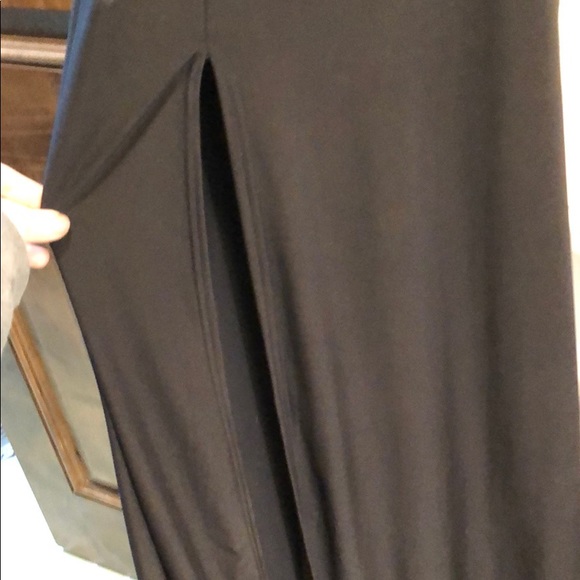 Simple and elegant black gown - Picture 3 of 4